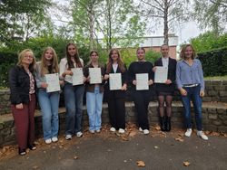 Foto_Übergabe_certificates_Querformat.jpg Foto_Übergabe_certificates_Querformat.jpg