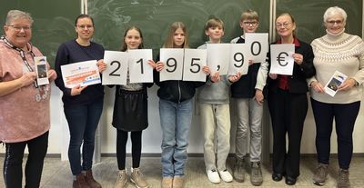 Spendenübergabe_Weihnachtsmarkt_-_Sternschnuppe_HAG.jpg
